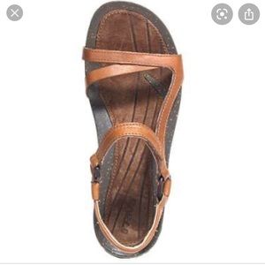 🌻 teva leather sandals with Velcro closure